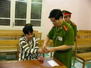 Phạm nhân làm thủ tục trước khi ra pháp trường. Ảnh: Nguyễn Tuấn.